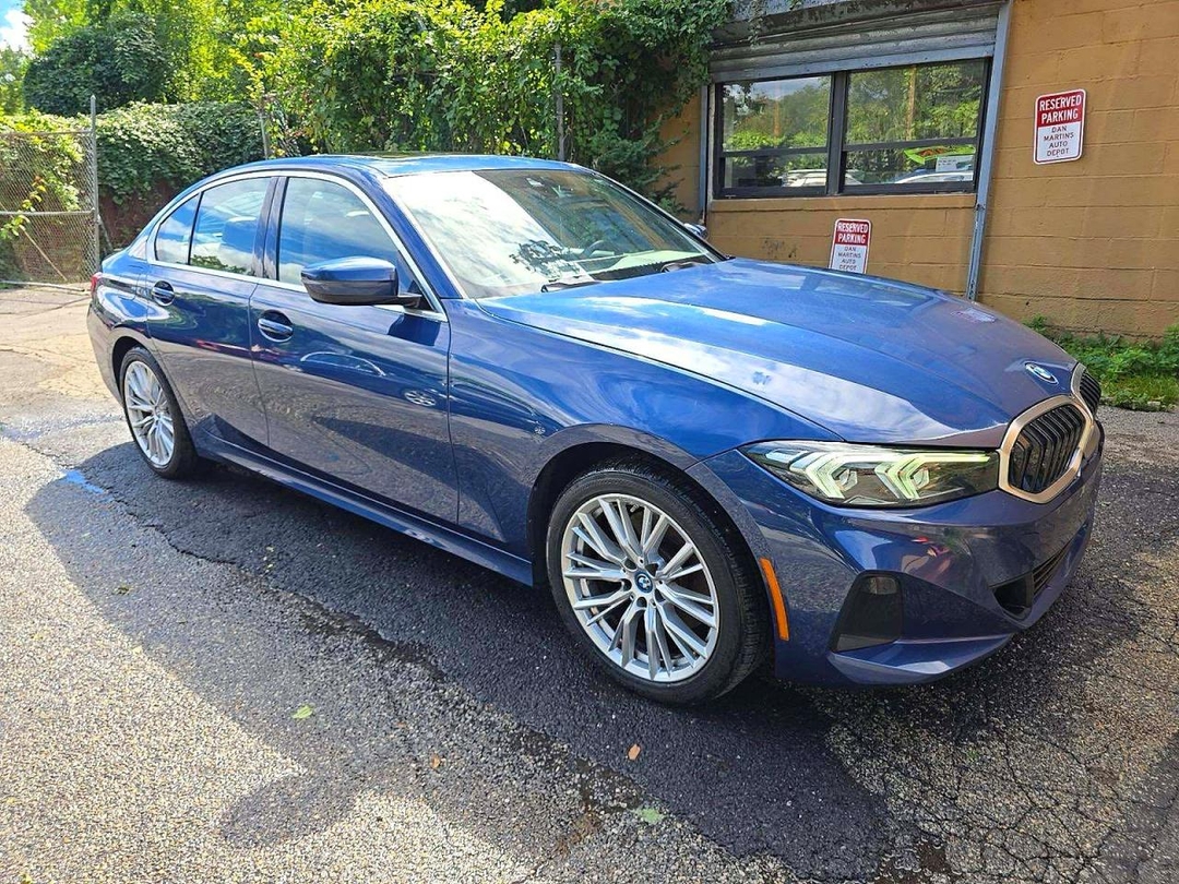 Вид 2024 BMW 330XE, угол 1