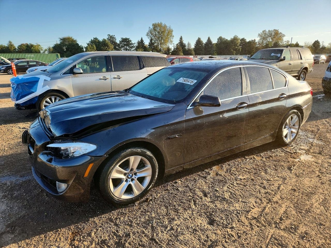 Вид 2013 BMW 528 XI, угол 1