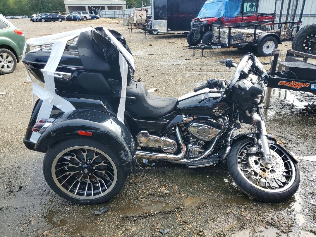 Вид 2026 HARLEY-DAVIDSON FLHLT, угол 1