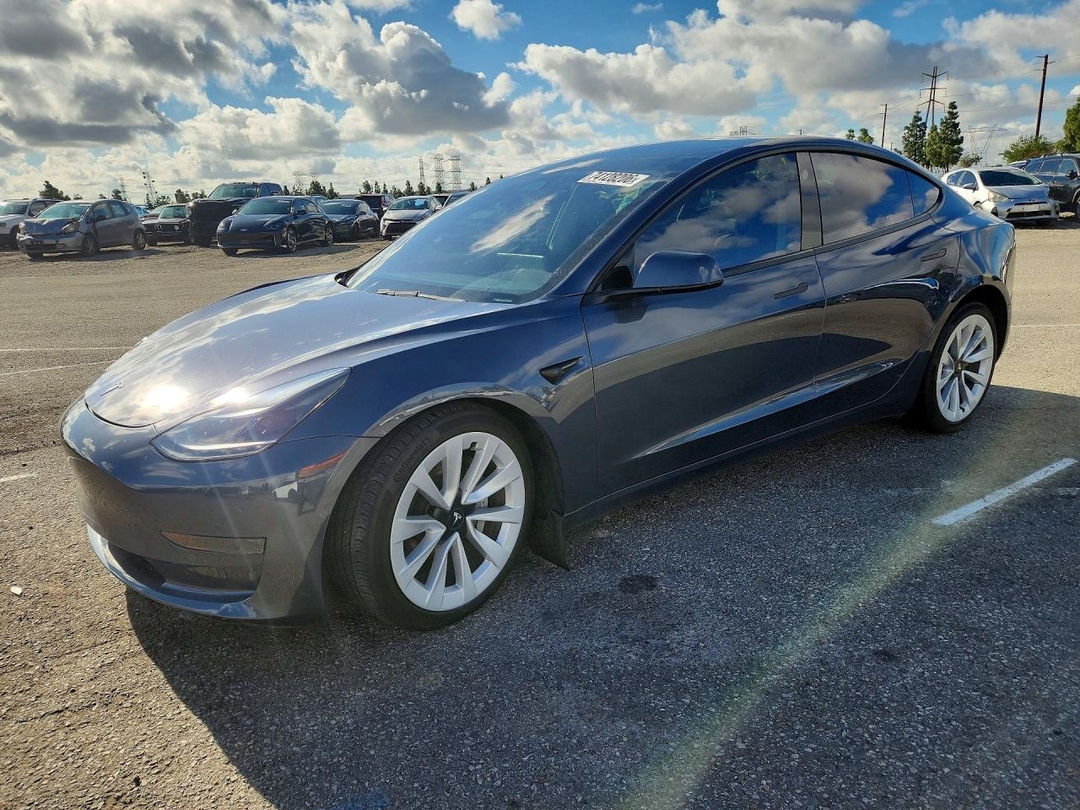 Vue de 2022 TESLA MODEL 3, angle 1