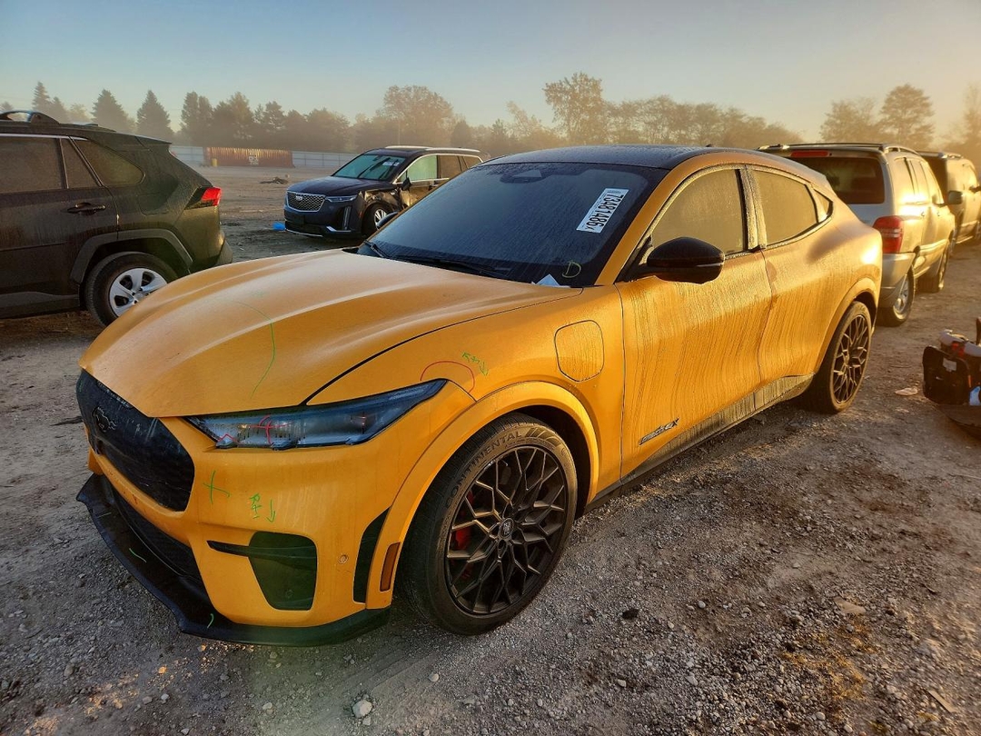 Vista de 2022 FORD MUSTANG MACH-E GT, ángulo 1