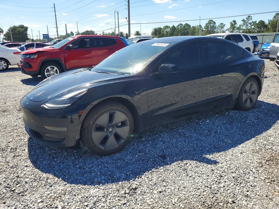 Вид 2022 TESLA MODEL 3, угол 1