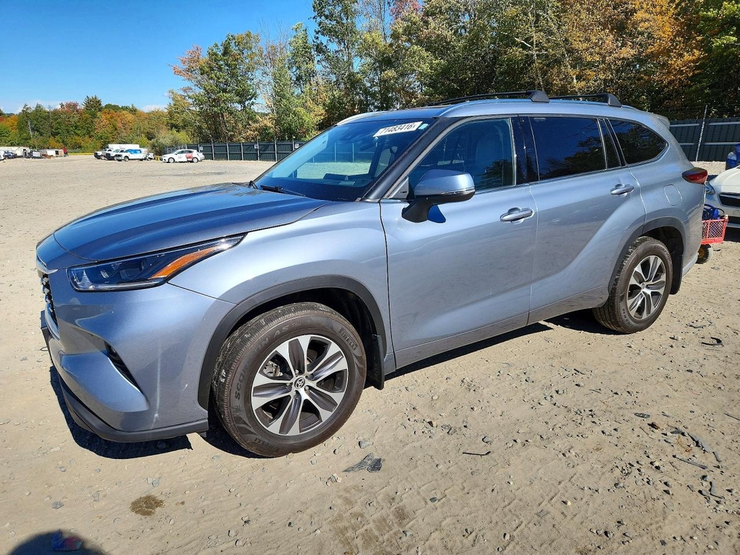 Vista de 2021 TOYOTA HIGHLANDER XLE, ángulo 1