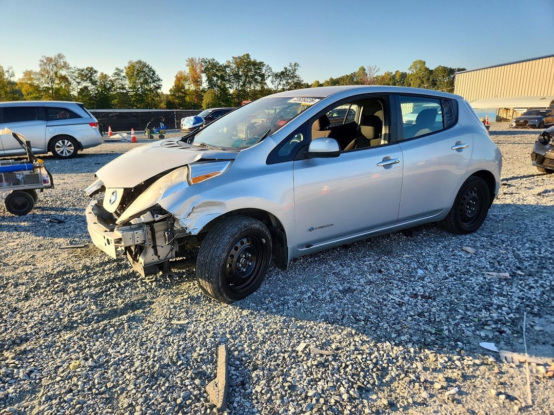 Vue de 2016 NISSAN LEAF S, angle 1