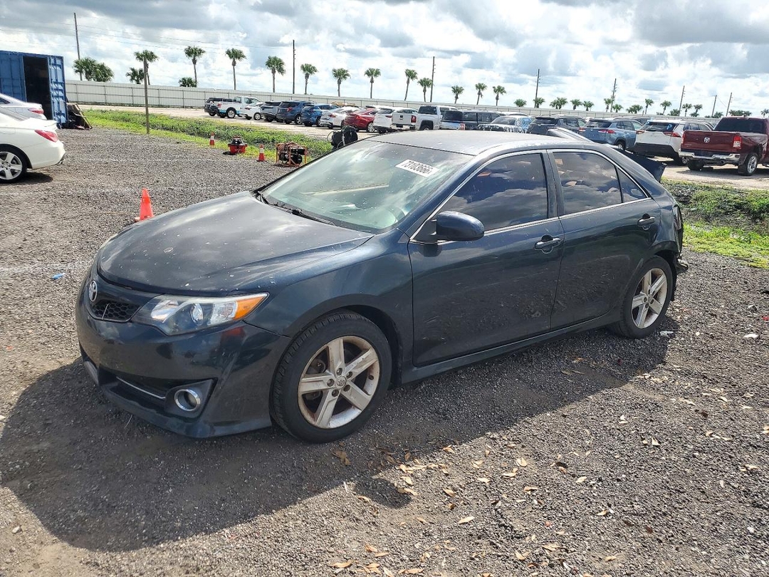 Vista de 2013 TOYOTA CAMRY SE, ángulo 1