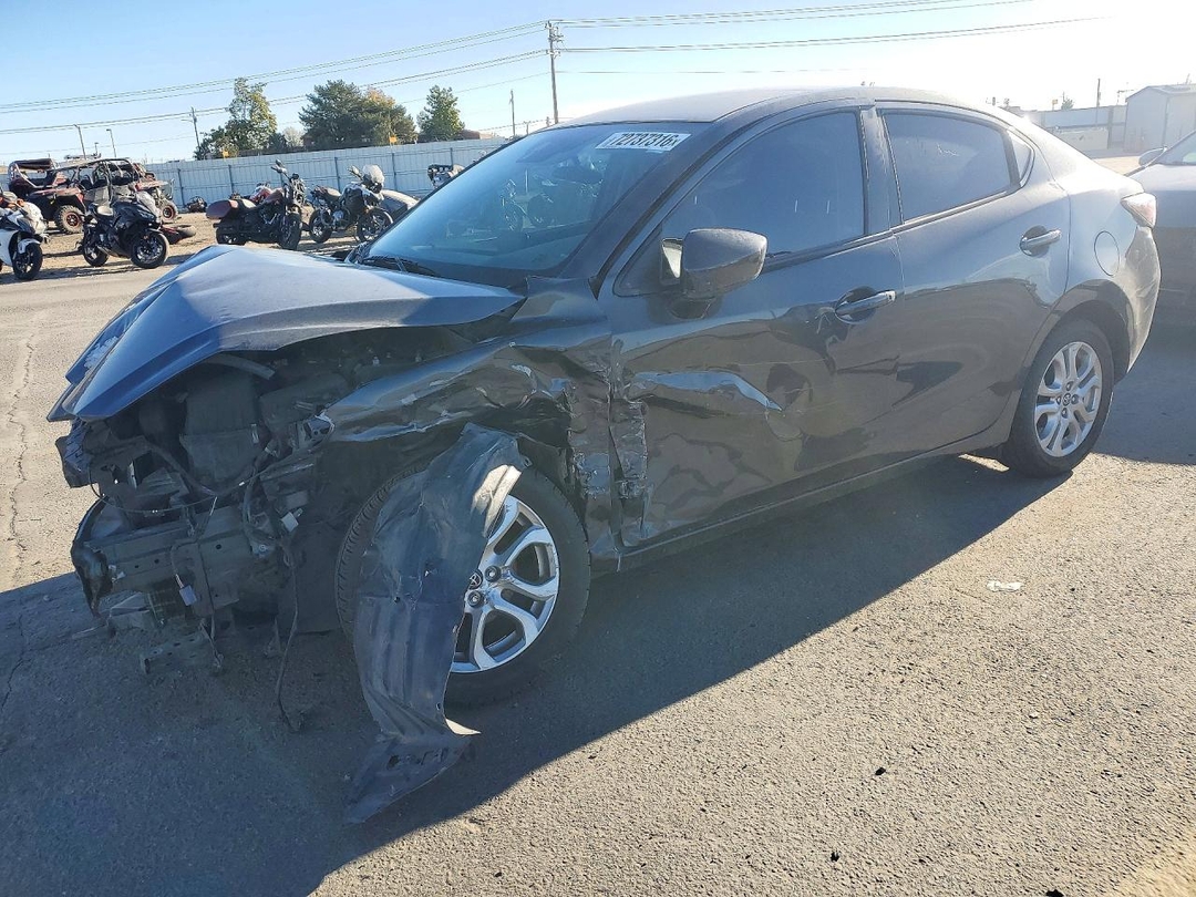 Vue de 2018 TOYOTA YARIS IA BASE, angle 1