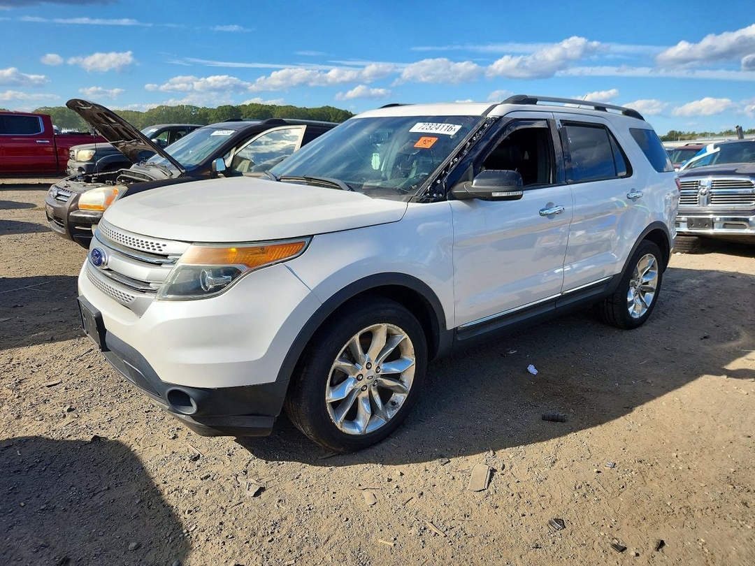 Vue de 2015 FORD EXPLORER XLT, angle 1