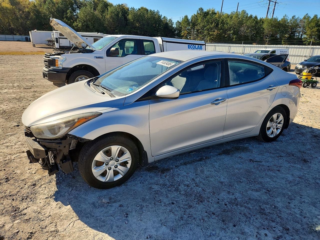 Vue de 2016 HYUNDAI ELANTRA SE, angle 1
