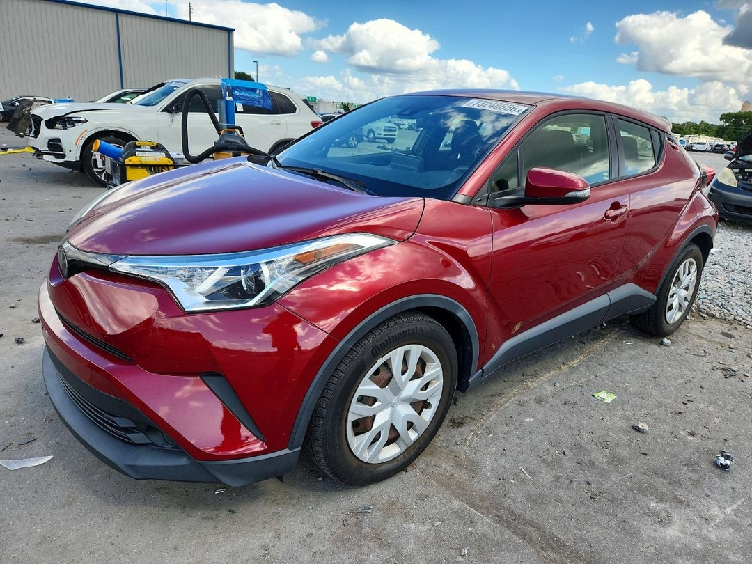 Вид 2019 TOYOTA C-HR LE, угол 1
