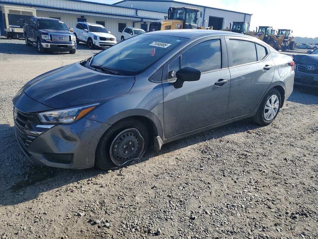 Vista de 2025 NISSAN VERSA S, ángulo 1