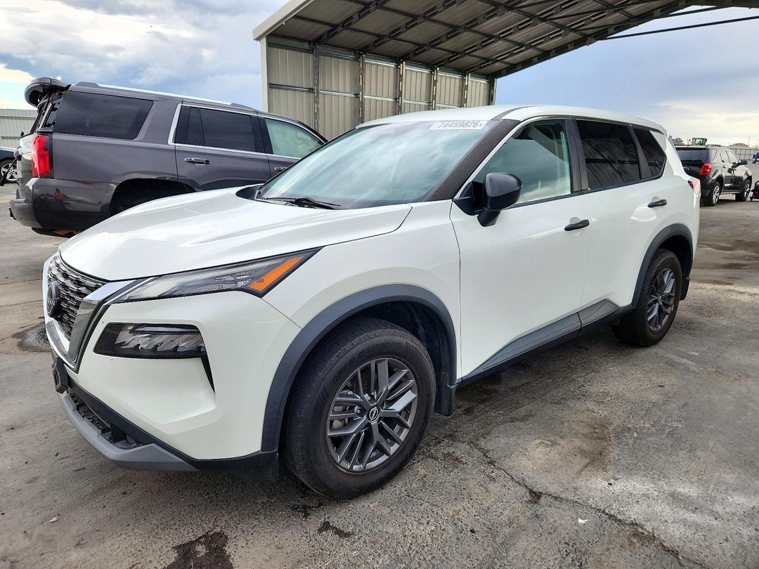 Вид 2022 NISSAN ROGUE S, угол 1