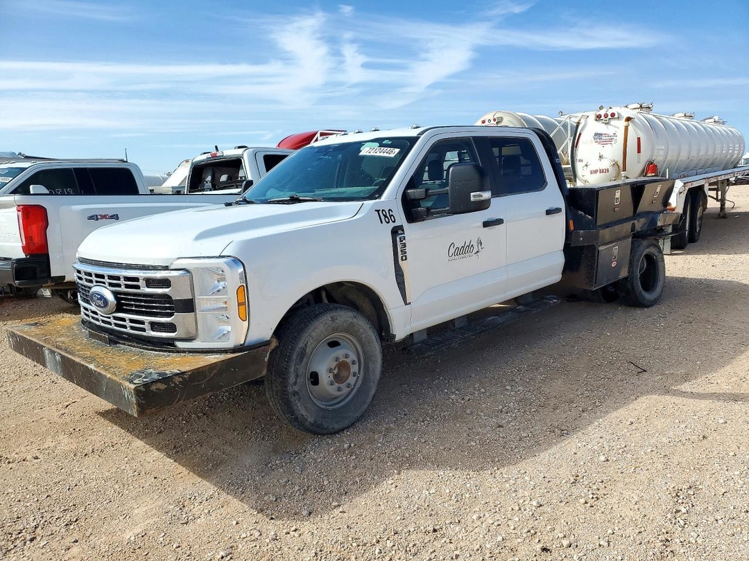 Вид 2024 FORD F350 SUPER DUTY, угол 1