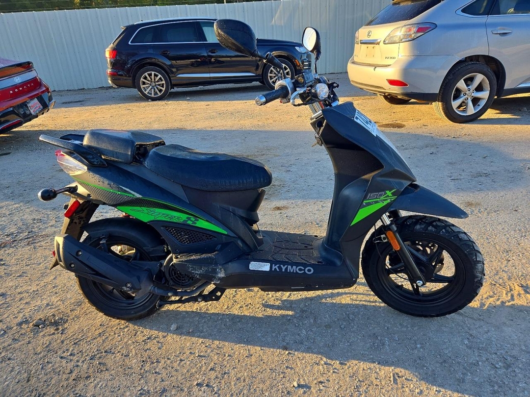 Vue de 2021 KYMCO USA INC SUPER 8 150R, angle 1