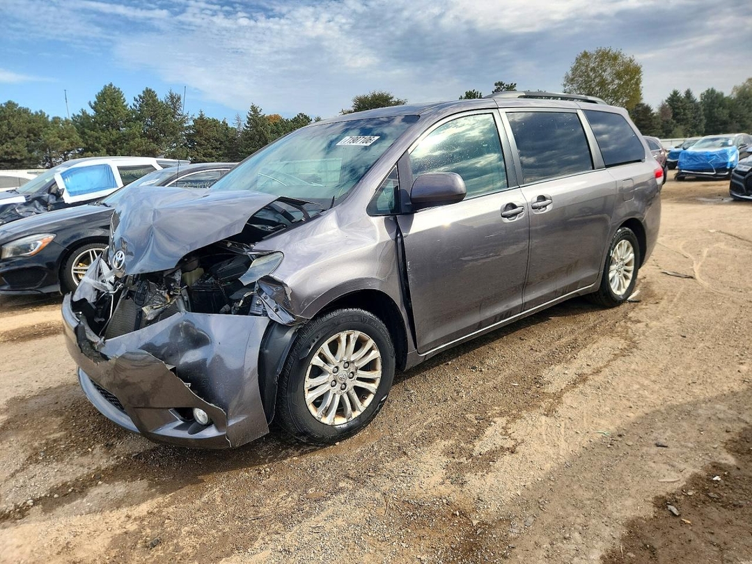 Вид 2012 TOYOTA SIENNA XLE 8-PASSENGER, угол 1