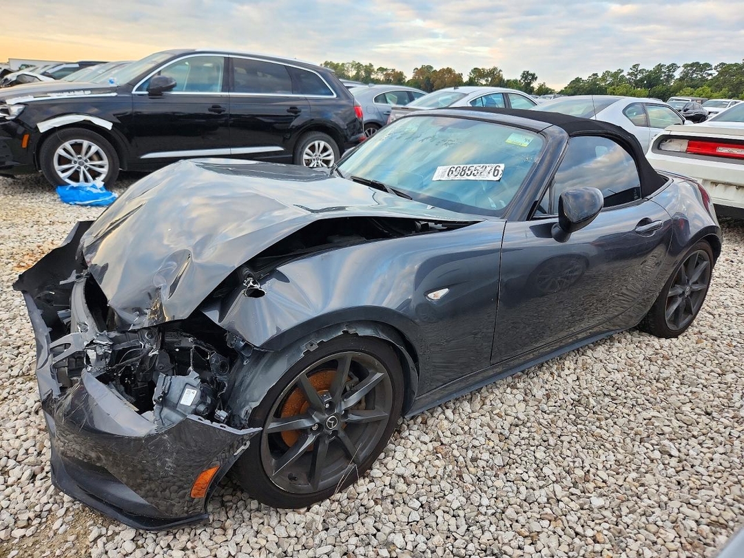 Vue de 2016 MAZDA MX-5 MIATA CLUB, angle 1
