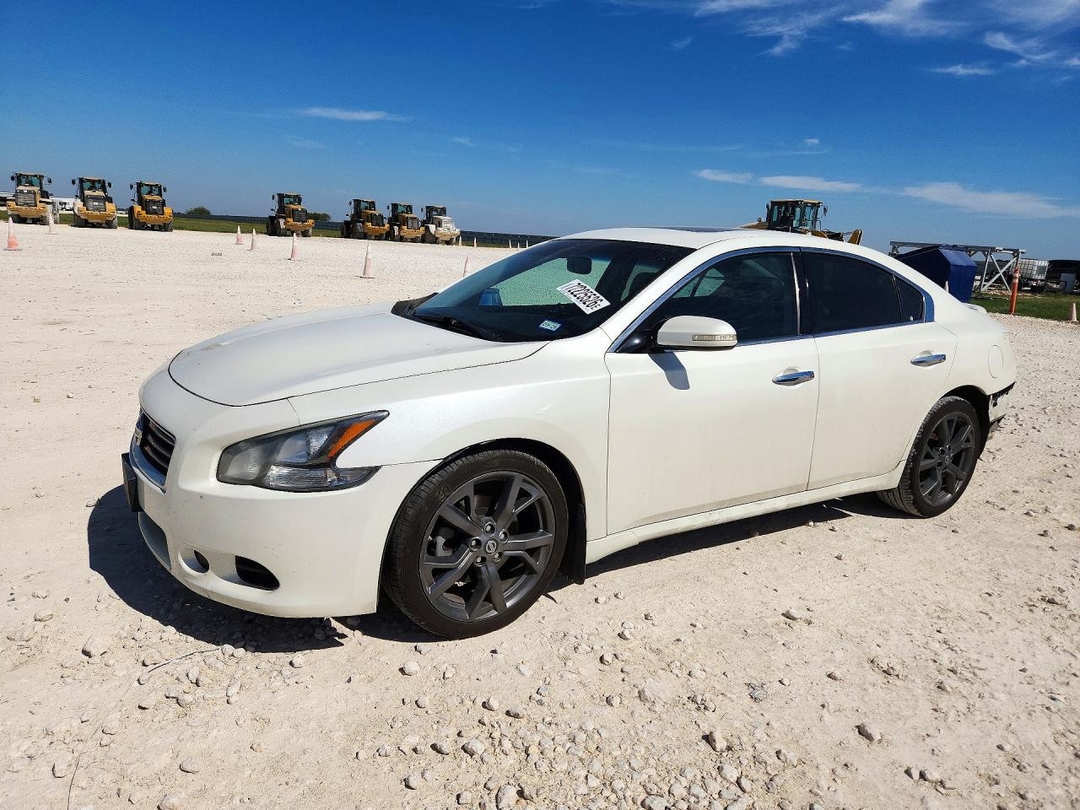 Vue de 2014 NISSAN MAXIMA 3.5 SV, angle 1