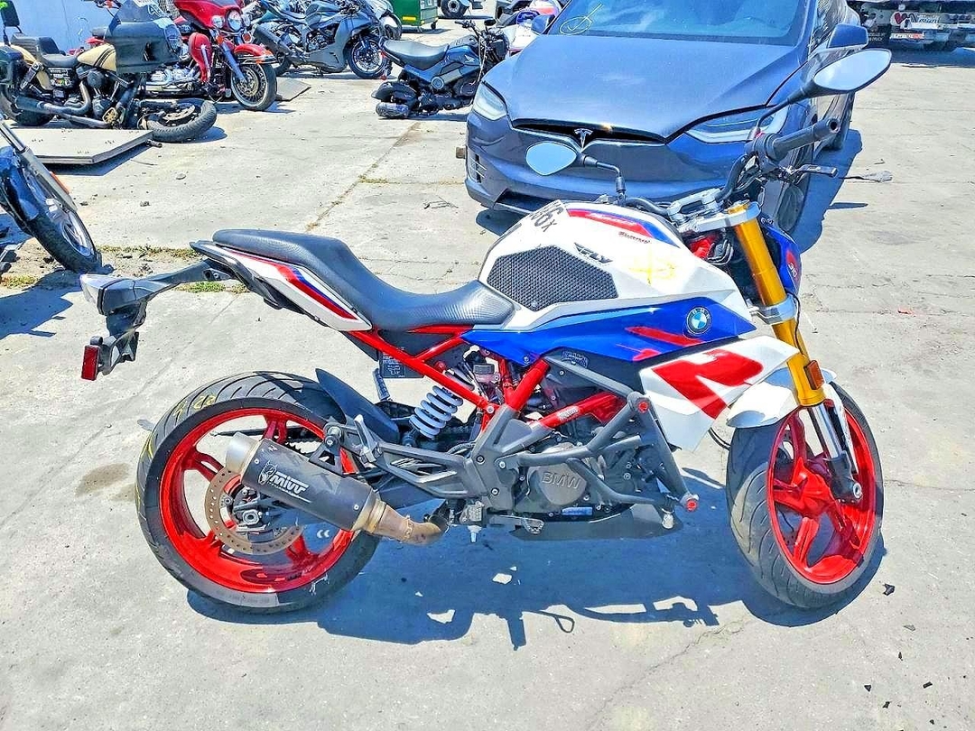 Vue de 2023 BMW G310 R, angle 1