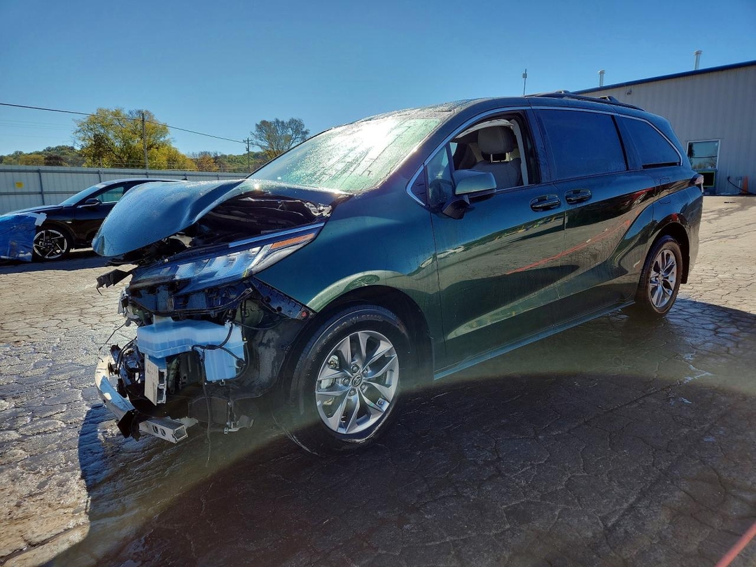 Vista de 2023 TOYOTA SIENNA LE, ángulo 1