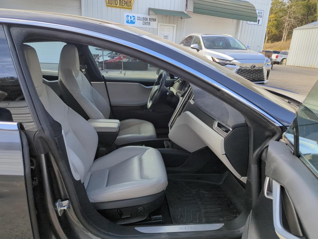 Vue de 2016 TESLA MODEL S, angle 1