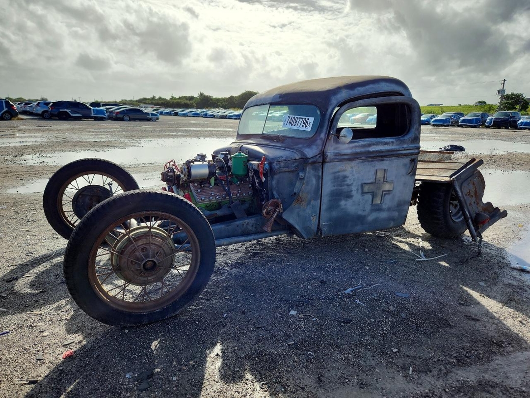 Vista de 1946 FORD COUPE, ángulo 1