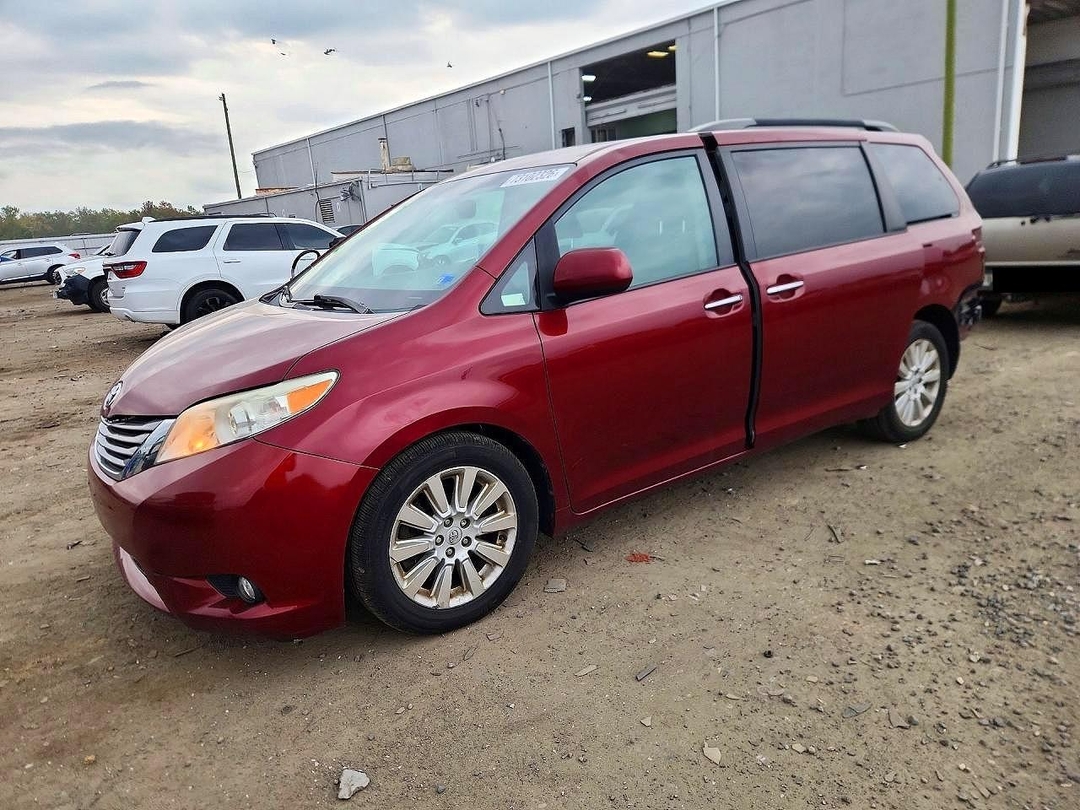 Вид 2015 TOYOTA SIENNA XLE 7-PASSENGER, угол 1