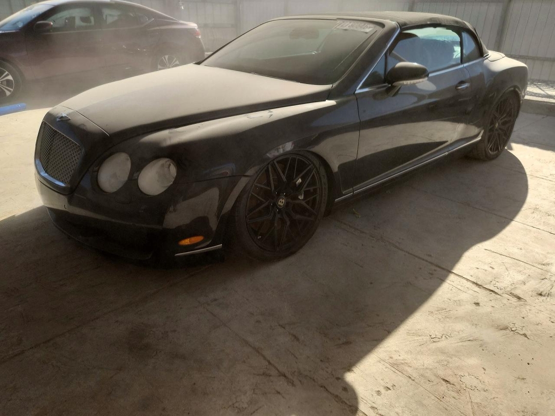 Vue de 2008 BENTLEY CONTINENTAL GTC, angle 1