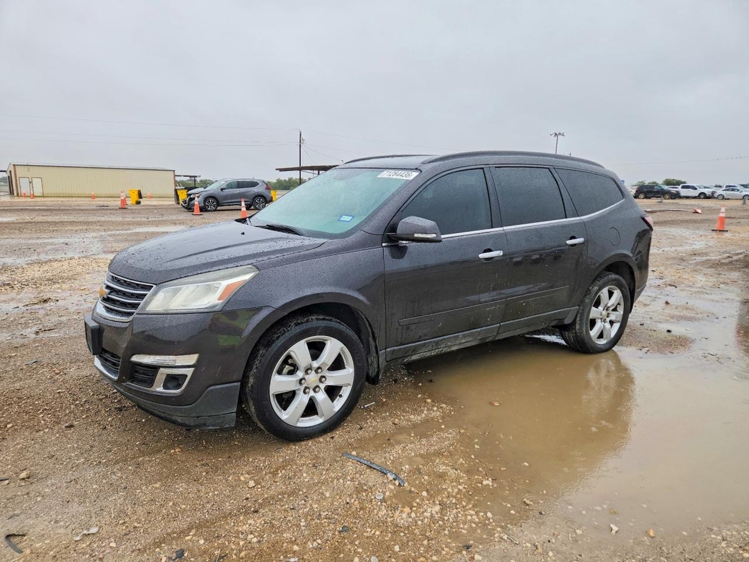 Вид 2017 CHEVROLET TRAVERSE LT, угол 1