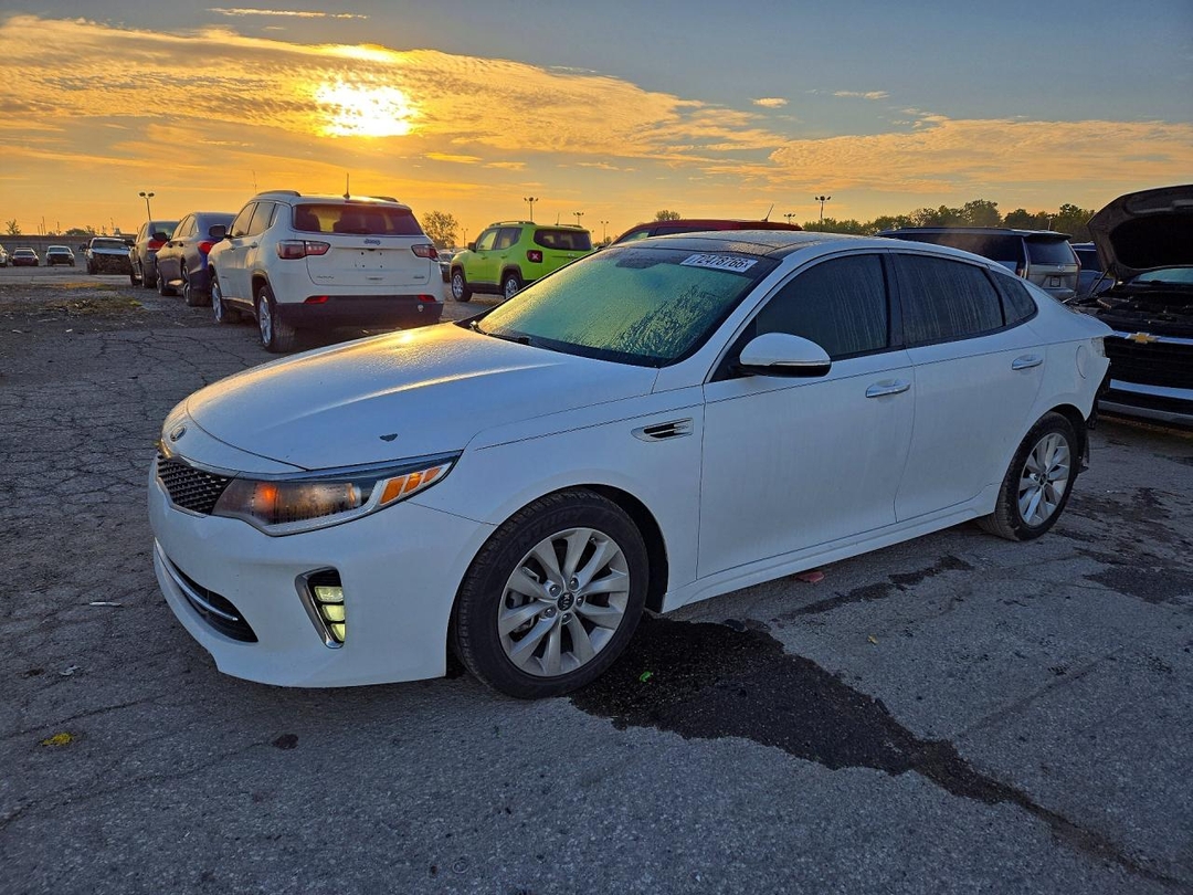 منظر 2018 KIA OPTIMA S، زاوية 1