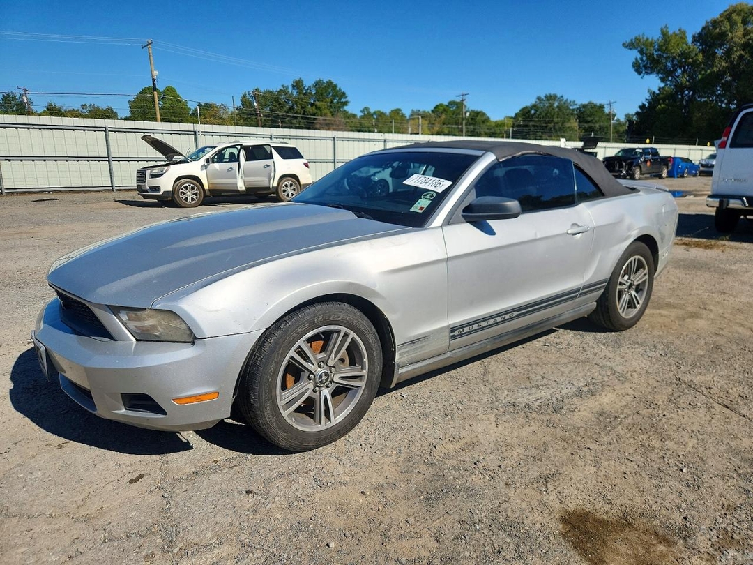 Vue de 2010 FORD MUSTANG, angle 1