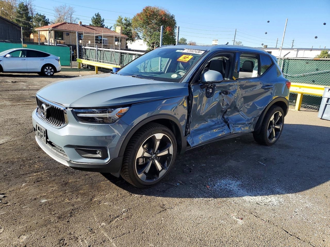 منظر 2020 VOLVO XC40 T5 MOMENTUM، زاوية 1