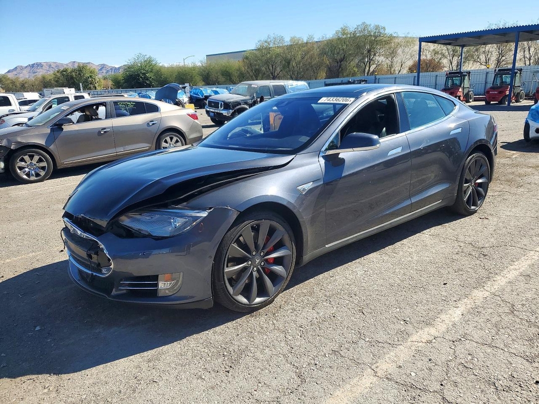Вид 2015 TESLA MODEL S, угол 1