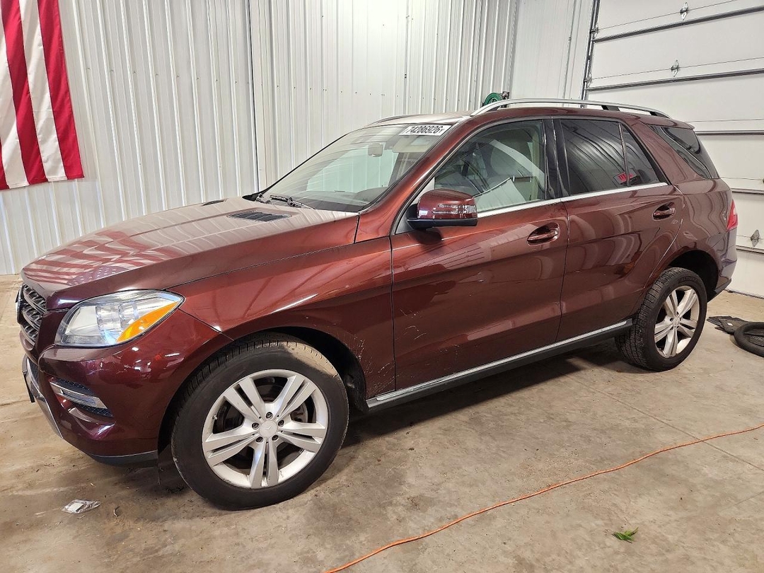 Vue de 2013 MERCEDES-BENZ ML 350 4MATIC, angle 1