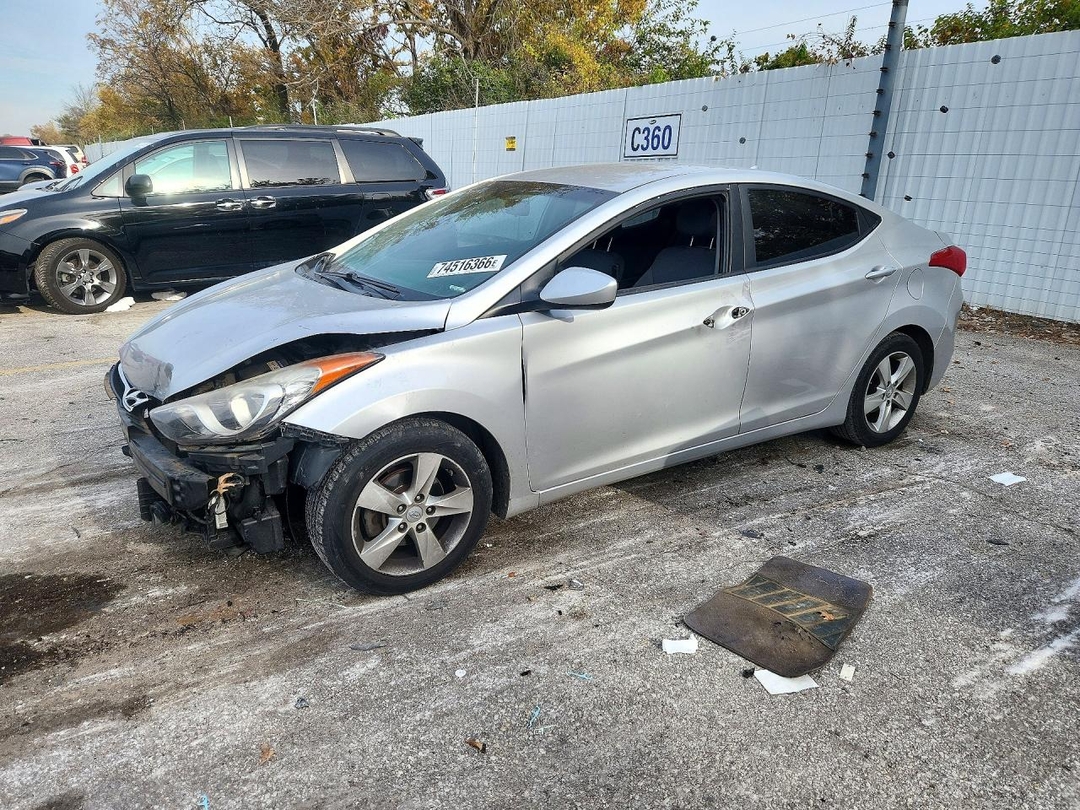 Vista de 2013 HYUNDAI ELANTRA GLS, ángulo 1