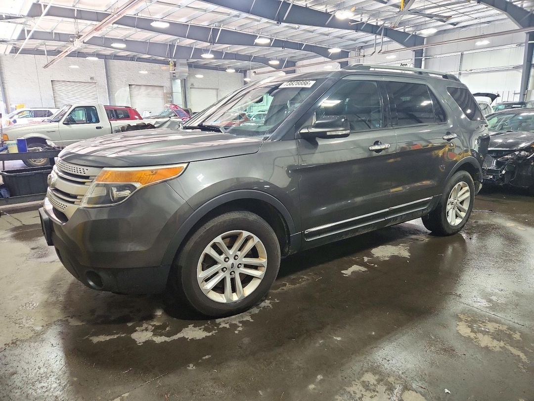 Вид 2015 FORD EXPLORER XLT, угол 1