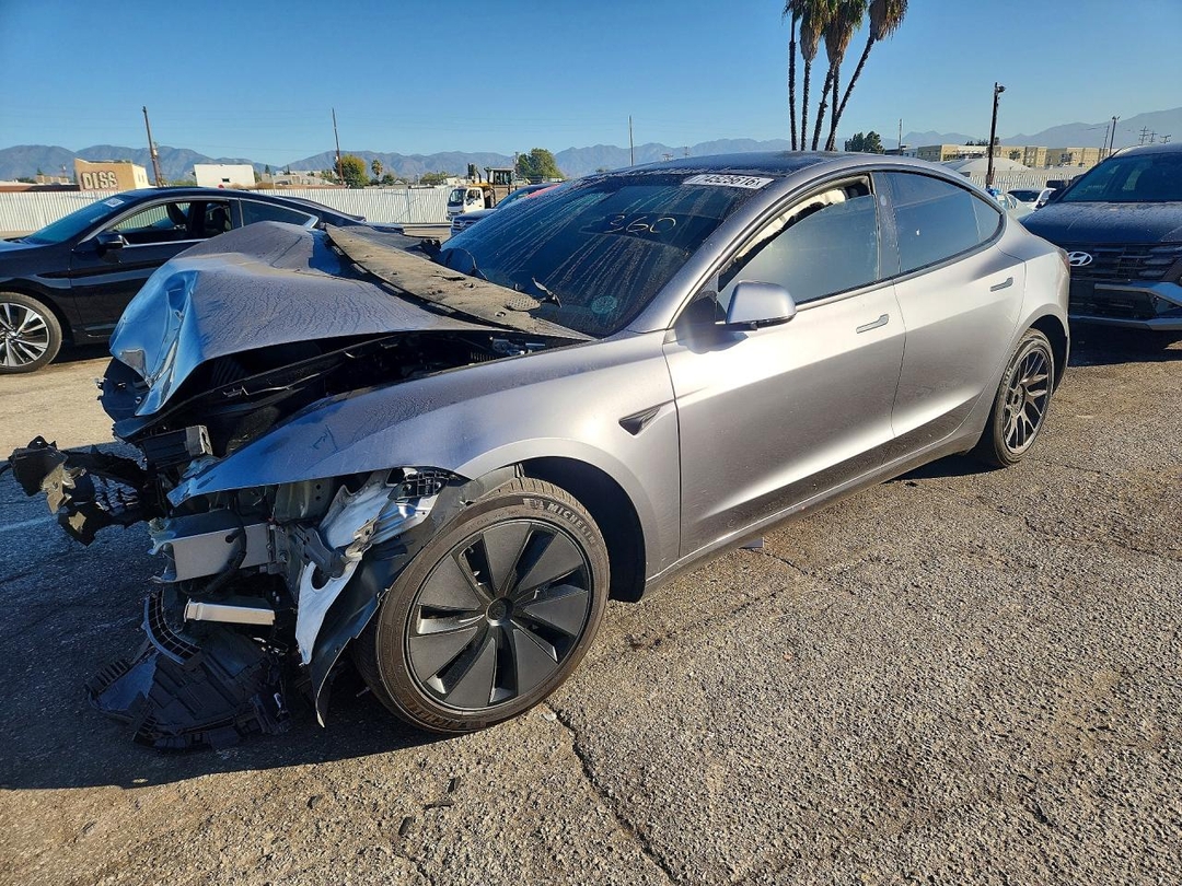 Vue de 2025 TESLA MODEL 3, angle 1