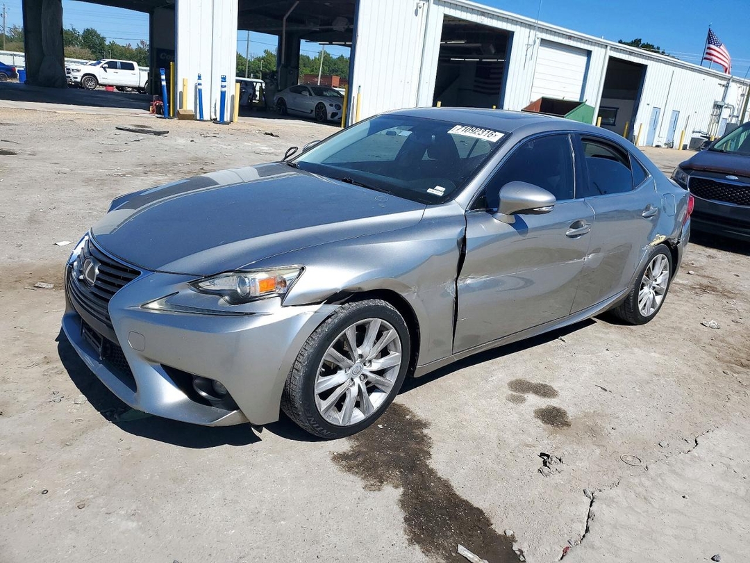 Vue de 2015 LEXUS IS 250, angle 1
