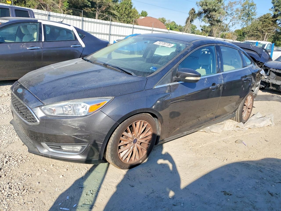Vue de 2017 FORD FOCUS TITANIUM, angle 1
