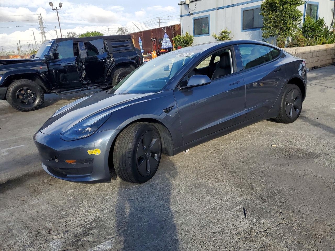 Vue de 2022 TESLA MODEL 3, angle 1