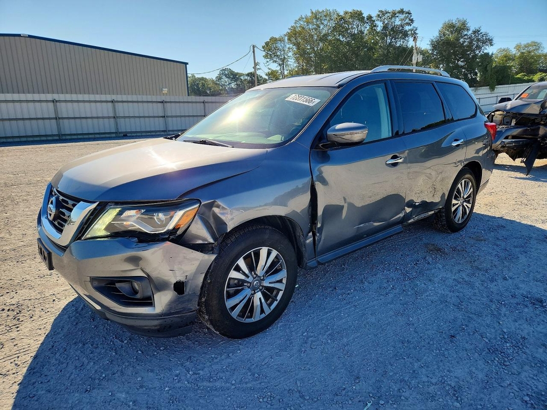 Vue de 2018 NISSAN PATHFINDER SV, angle 1