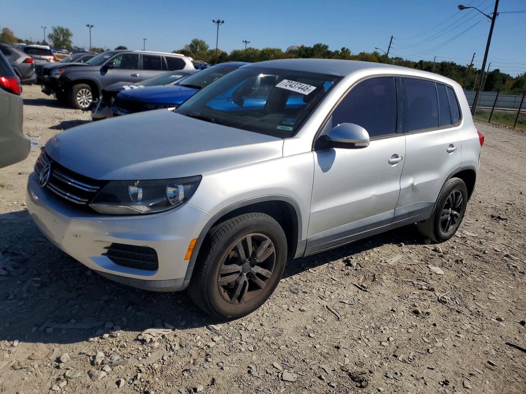 Vue de 2013 VOLKSWAGEN TIGUAN S, angle 1