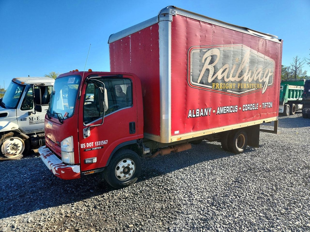 Vue de 2015 ISUZU NPR BOX TRUCK, angle 1