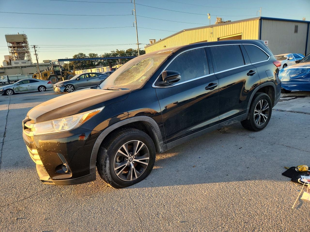Vue de 2019 TOYOTA HIGHLANDER LE, angle 1