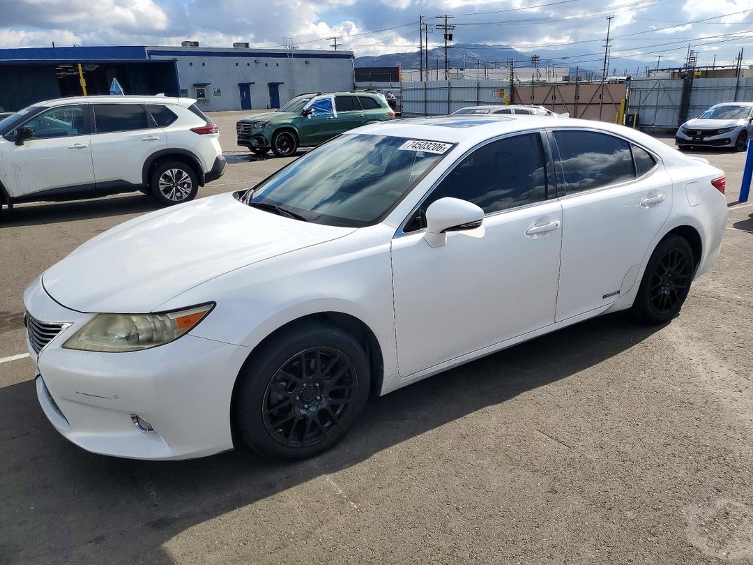 Vue de 2015 LEXUS ES 300H, angle 1