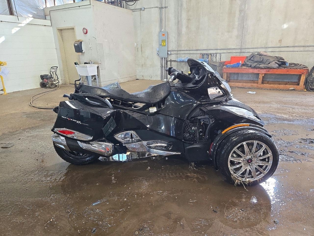 منظر 2015 CAN-AM SPYDER ROADSTER RT، زاوية 1