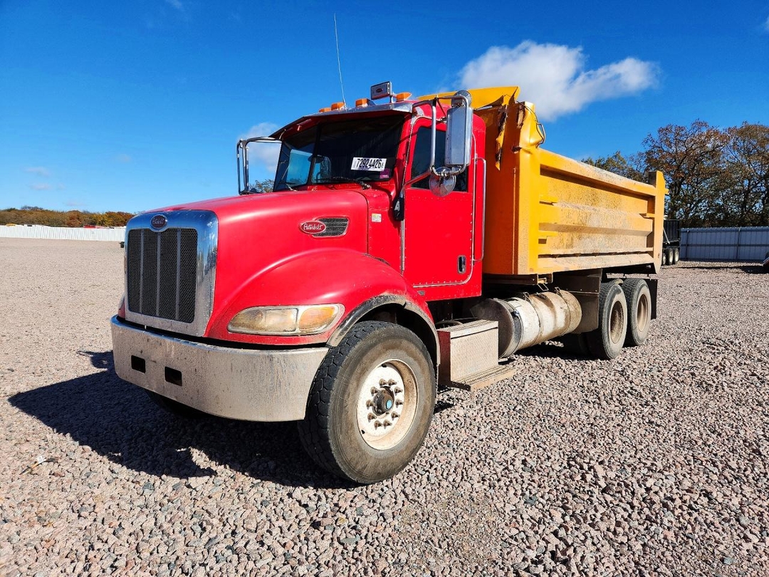 Вид 2011 PETERBILT 348 DUMP TRUCK, угол 1