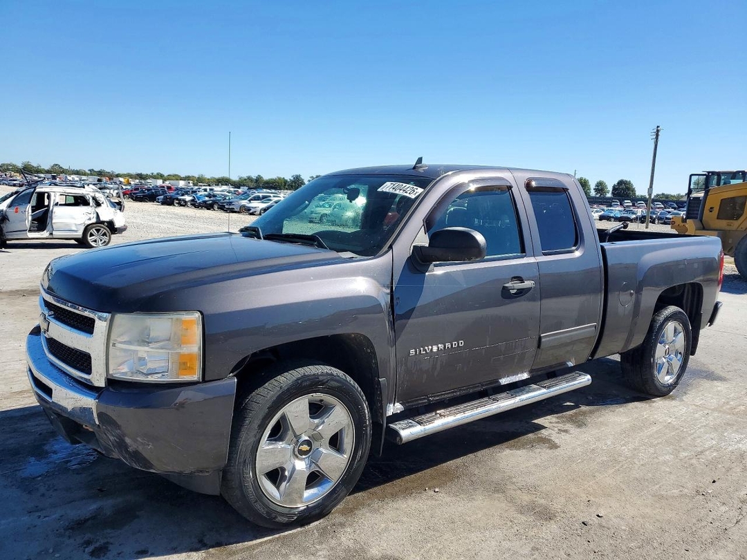 Vue de 2010 CHEVROLET SILVERADO C1500 LT, angle 1