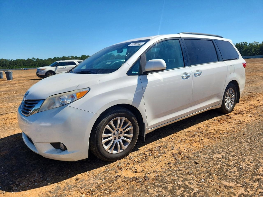 Вид 2017 TOYOTA SIENNA XLE PREMIUM 8-PASSENGER, угол 1