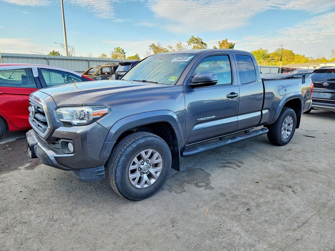 Vista de 2017 TOYOTA TACOMA SR5, ángulo 1