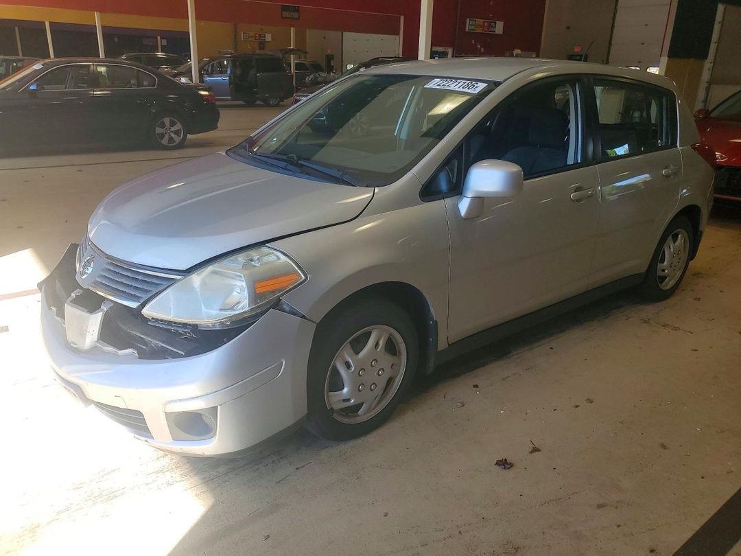 Vista de 2009 NISSAN VERSA 1.8 S, ángulo 1