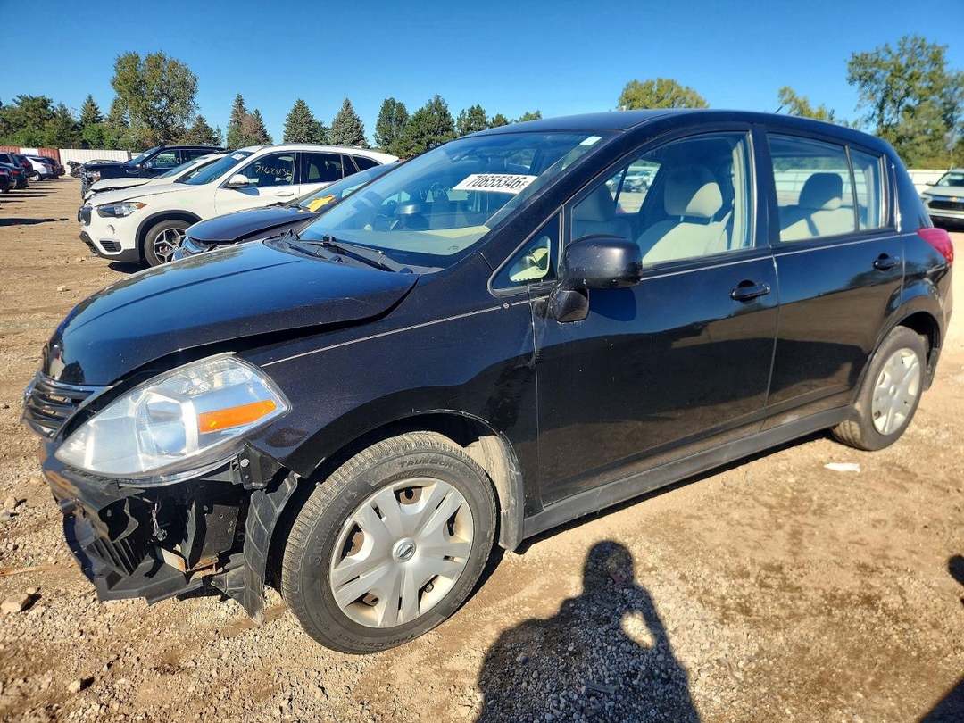 Vue de 2011 NISSAN VERSA 1.8 S, angle 1